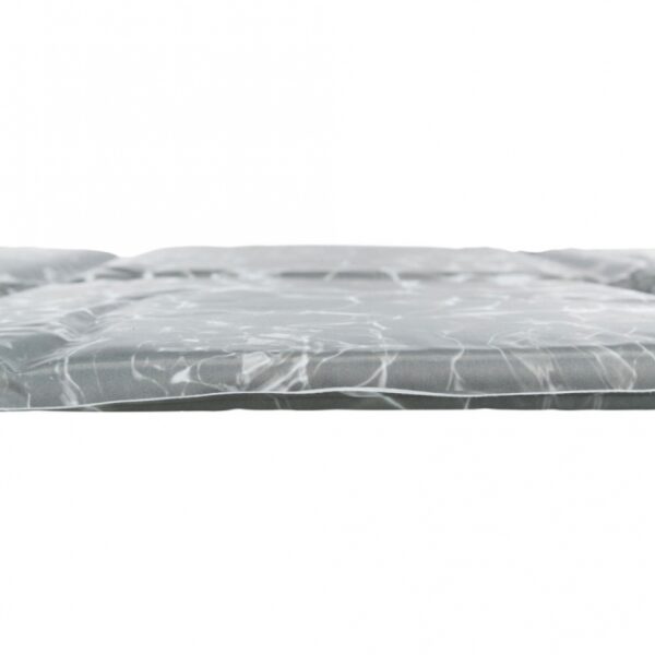 Erleben Sie unvergleichlichen Liegekomfort und eine langanhaltende Kühldauer mit unserer hochwertigen Kühlmatte. Die 2 cm dicke Schaumstoff-/Gel-Füllung sorgt für eine optimale Thermoregulation und eine kühlende Wirkung durch Körperkontakt, ganz ohne zusätzliche Kühlung, Strom oder Wasser. Diese innovative Matte kühlt mehrere Stunden lang und ist nach kurzer Nutzungspause sofort wieder einsatzbereit. Sie ist vielseitig einsetzbar – ideal für Betten, Hundehütten oder im Auto. Die Reinigung gestaltet sich unkompliziert, einfach abwischen genügt. Unsere Kühlmatte entspricht den tierschutzkonformen Anforderungen nach § 18 (AT) und hat die Maße von ca. 50 x 40 cm. Beachten Sie bitte, dass die Matte nicht in der Sonne verwendet oder bei Temperaturen über 45 °C gelagert werden sollte, um die Kühlwirkung zu erhalten. Lagern Sie die Matte am besten ausgebreitet und trocken, um die Lebensdauer zu maximieren. Genießen Sie die Vorteile dieser praktischen und effektiven Kühlmatte für Ihr Haustier!
