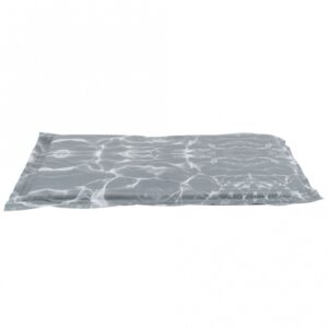 Erleben Sie unvergleichlichen Liegekomfort und eine langanhaltende Kühldauer mit unserer hochwertigen Kühlmatte. Die 2 cm dicke Schaumstoff-/Gel-Füllung sorgt für eine optimale Thermoregulation und eine kühlende Wirkung durch Körperkontakt, ganz ohne zusätzliche Kühlung, Strom oder Wasser. Diese innovative Matte kühlt mehrere Stunden lang und ist nach kurzer Nutzungspause sofort wieder einsatzbereit. Sie ist vielseitig einsetzbar – ideal für Betten, Hundehütten oder im Auto. Die Reinigung gestaltet sich unkompliziert, einfach abwischen genügt. Unsere Kühlmatte entspricht den tierschutzkonformen Anforderungen nach § 18 (AT) und hat die Maße von ca. 50 x 40 cm. Beachten Sie bitte, dass die Matte nicht in der Sonne verwendet oder bei Temperaturen über 45 °C gelagert werden sollte, um die Kühlwirkung zu erhalten. Lagern Sie die Matte am besten ausgebreitet und trocken, um die Lebensdauer zu maximieren. Genießen Sie die Vorteile dieser praktischen und effektiven Kühlmatte für Ihr Haustier!