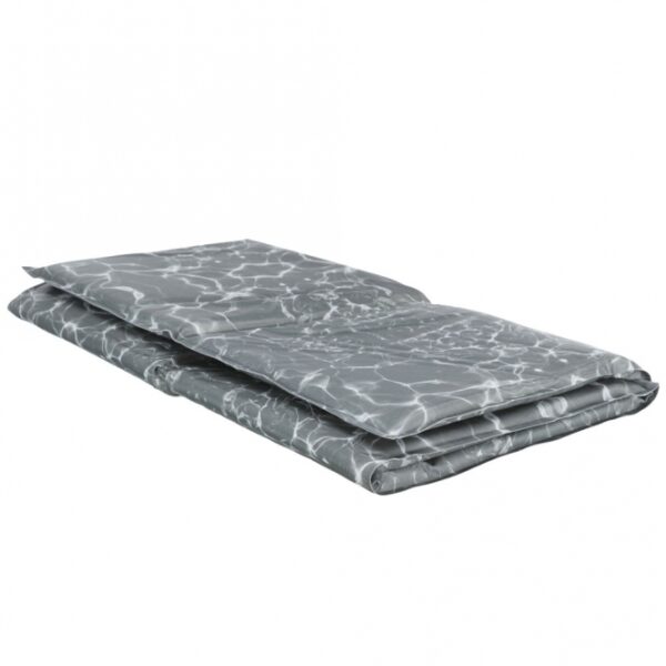 Diese hochwertige Kühlmatte bietet optimalen Liegekomfort und eine langanhaltende Kühldauer dank ihrer dicken 2 cm Schaumstoff-/Gel-Füllung. Die spezielle Nylon-Haptik (Polyester) unterstützt die Thermoregulation und sorgt für eine angenehme, kühlende Wirkung durch Körperkontakt – ganz ohne zusätzliche Kühlung, Strom oder Wasser. Ideal für den Einsatz auf Betten, in Hundehütten oder im Auto, kühlt die Matte für mehrere Stunden und ist nach kurzer Nutzungsunterbrechung sofort wieder einsatzbereit. Die Reinigung erfolgt spielend leicht durch einfaches Abwischen. Zudem ist die Matte tierschutzkonform nach § 18 (AT) und besteht aus einer sicheren Kühlflüssigkeit, die aus Wasser, Carboxymethylcellulose sodium und Konservierungsstoffen besteht. Mit den Maßen von ca. 110 x 70 cm ist sie perfekt für verschiedene Anwendungen. Beachten Sie bitte, die Matte nicht in der Sonne zu verwenden oder bei Temperaturen über 45 °C zu lagern, um die optimale Kühlwirkung zu erhalten. Lagern Sie die Matte flach und trocken, um die Haltbarkeit zu maximieren.