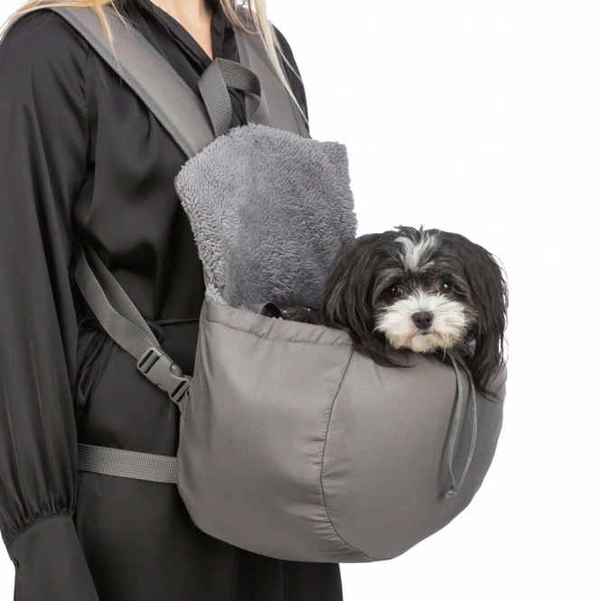Entdecken Sie unsere praktische Tragehilfe für Ihr Haustier, die optimalen Kontakt und Nähe ermöglicht, indem Sie Ihr Tier bequem vor dem Körper tragen. Aus hochwertigem, strapazierfähigem Polyester gefertigt, bietet diese Tragehilfe nicht nur einen sicheren Platz für Tiere bis zu 4 kg, sondern verfügt auch über einen verstellbaren Taillengurt für zusätzlichen Komfort. Mit integrierter Kurzleine sorgt sie für Sicherheit, während Sie unterwegs sind. Die kompakten Maße von ca. 25 × 38 × 17 cm machen sie ideal für Ausflüge oder den Alltag. Wählen Sie die elegante graue Farbe und genießen Sie die Vorteile eines einfachen und sicheren Transports für Ihr geliebtes Haustier.