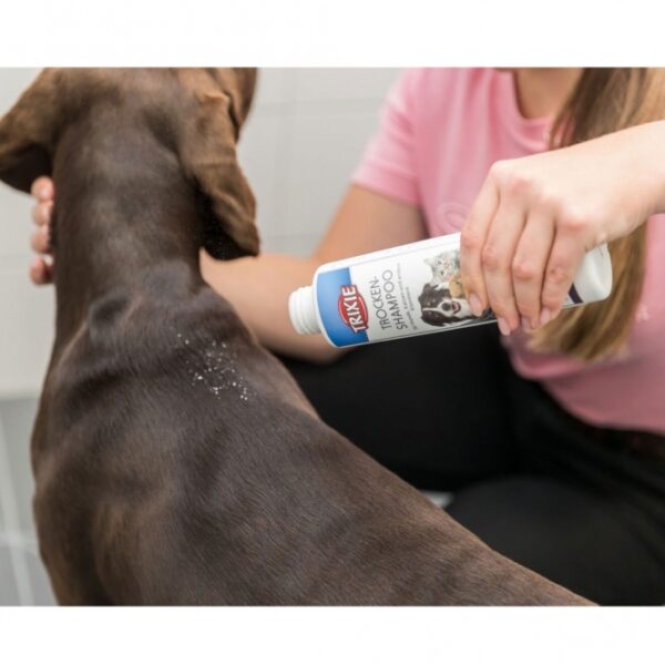 Entdecken Sie unser hochwertiges Puder für Hunde, Katzen und andere Kleintiere – die ideale Alternative zum herkömmlichen Nassbad. Dieses praktische Puder desodoriert und reinigt das Fell sanft, wodurch es perfekt für den Einsatz unterwegs und auf Reisen geeignet ist. Auch Jungtiere ab 12 Wochen können von dieser sanften Pflege profitieren. Der Inhalt von 200 g sorgt dafür, dass Ihr Liebling stets frisch und sauber bleibt. Verwöhnen Sie Ihre Haustiere mit diesem effektiven Pflegeprodukt, das nicht nur die Fellpflege erleichtert, sondern auch für eine angenehme Duftnote sorgt. Vertrauen Sie auf unsere hohe Qualität und machen Sie die Fellpflege zu einem Kinderspiel!