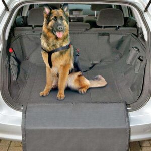 Die CAR SAFE DELUXE Autoschondecke ist die ideale Lösung, um Ihren Kofferraum sauber zu halten! Diese hochwertige, spezielle Schondecke schützt effektiv gegen Schmutz, Feuchtigkeit und Tierhaare und besteht aus wasserfestem Nylonmaterial, das sich leicht abwischen lässt. Bei Nichtgebrauch kann die Decke platzsparend zusammengelegt werden. Mit ihrem praktischen 2-in-1 Design bietet sie sowohl Stoßstangen- als auch Barriereschutz, wodurch unkontrolliertes Herausspringen Ihres Hundes erschwert wird. Die speziellen Öffnungsschlitze ermöglichen eine einfache Verbindung des Hundesicherheitsgurtes mit dem PKW Gurtschloss. Dank der flexiblen Passform durch Klettverschlüsse schützt sie auch die Seitenwände Ihres Fahrzeugs und bietet zusätzlich Utensilientaschen für mehr Ordnung. Mit einer speziellen anti-Rutsch-Beschichtung sorgt sie dafür, dass alles an seinem Platz bleibt. Die Gesamtmaße der Decke betragen 165 x 126 cm – ideal für jeden Kofferraum!
