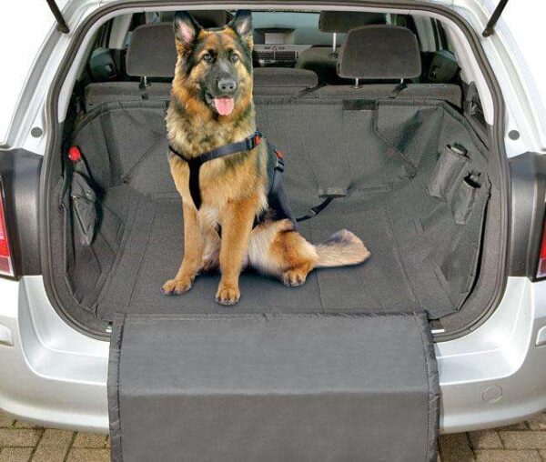 Die CAR SAFE DELUXE Autoschondecke ist die ideale Lösung, um Ihren Kofferraum sauber zu halten! Diese hochwertige, spezielle Schondecke schützt effektiv gegen Schmutz, Feuchtigkeit und Tierhaare und besteht aus wasserfestem Nylonmaterial, das sich leicht abwischen lässt. Bei Nichtgebrauch kann die Decke platzsparend zusammengelegt werden. Mit ihrem praktischen 2-in-1 Design bietet sie sowohl Stoßstangen- als auch Barriereschutz, wodurch unkontrolliertes Herausspringen Ihres Hundes erschwert wird. Die speziellen Öffnungsschlitze ermöglichen eine einfache Verbindung des Hundesicherheitsgurtes mit dem PKW Gurtschloss. Dank der flexiblen Passform durch Klettverschlüsse schützt sie auch die Seitenwände Ihres Fahrzeugs und bietet zusätzlich Utensilientaschen für mehr Ordnung. Mit einer speziellen anti-Rutsch-Beschichtung sorgt sie dafür, dass alles an seinem Platz bleibt. Die Gesamtmaße der Decke betragen 165 x 126 cm – ideal für jeden Kofferraum!