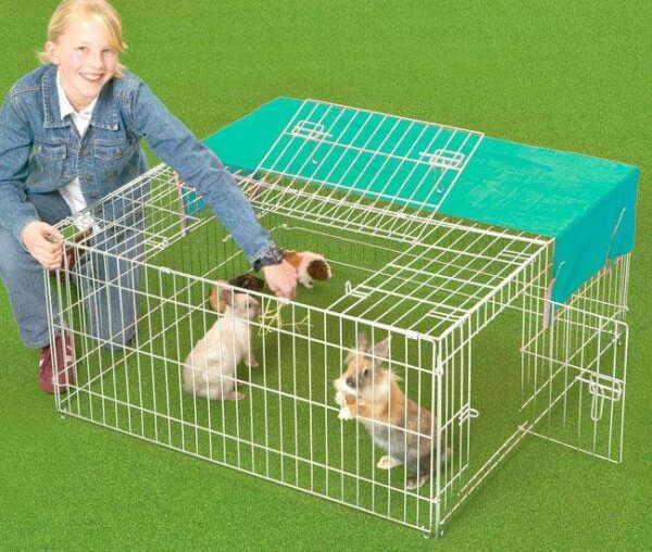 Dieses geschlossene Freigehege mit Sonnenschutz ist die ideale Lösung für Kaninchen, Meerschweinchen und Hundewelpen, sowohl für den Innen- als auch den Außenbereich. Es bietet nicht nur einen sicheren Rückzugsort, sondern schützt Ihre Tiere auch vor direkter Sonneneinstrahlung dank des mit Klettverschluss angebrachten Sonnenschutznetzes, das die Hälfte des Freigeheges abdeckt. Mit zwei praktischen Türen und zwei Deckenklappen können Sie Ihre Haustiere einfach hinein- und herauslassen. Zudem sind vier verzinkte Erdnägel zur Bodenfixierung im Lieferumfang enthalten, um das Freigehege stabil zu halten. Investieren Sie in dieses hochwertige Freigehege für ein sicheres und komfortables Zuhause für Ihre kleinen Lieblinge!
