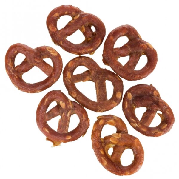 Trixie Mini Pretzels mit Huhn sind der ideale Snack für Ihren vierbeinigen Freund! Diese köstlichen Leckerlis kommen ganz ohne Zuckerzusatz aus und sind somit eine gesunde Wahl für Hunde. Mit einem Inhalt von 100g bieten sie eine praktische Größe für unterwegs oder als Belohnung beim Training. Hergestellt aus hochwertigem Hühnerfleisch, überzeugen die Mini Pretzels durch ihren unvergleichlichen Geschmack und die hohe Qualität der Zutaten. Verwöhnen Sie Ihren Hund mit diesen leckeren Snacks, die nicht nur gut schmecken, sondern auch für eine ausgewogene Ernährung sorgen!