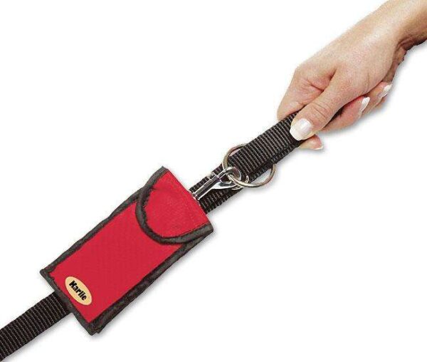 Diese praktische Tasche für Hunde-Kotbeutel ist der ideale Begleiter für jeden Hundebesitzer. Sie lässt sich ganz einfach an der Hundeleine befestigen und sorgt dafür, dass Sie immer gut ausgestattet sind, wenn Ihr Vierbeiner sein Geschäft erledigt. Im Lieferumfang sind 15 hochwertige Kotbeutel enthalten, sodass Sie lange Freude an diesem nützlichen Zubehör haben. Mit den kompakten Maßen von ca. 12 x 6,5 cm passt die Tasche problemlos in jede Tasche oder kann direkt an der Leine befestigt werden. Die Farben können von der Abbildung abweichen, aber die Funktionalität bleibt stets hoch. Investieren Sie in diese günstige und praktische Lösung für die Hundehaltung und genießen Sie stressfreies Gassigehen!