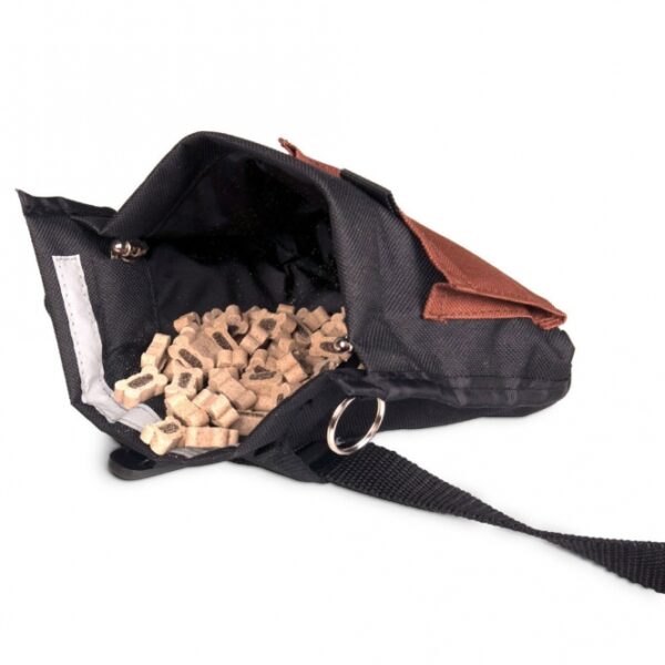 Diese praktische und vielseitige Tasche ist ideal für aktive Menschen, die Wert auf Funktionalität und Sicherheit legen. Mit einer praktischen Metallbügel-Öffnung und einem verstellbaren Bauchgurt ist sie besonders bequem zu tragen. Die Tasche verfügt über einen Gürtel- und Taschenclip, eine Handytasche, eine kleine Tasche mit Reißverschluss sowie einen Schlüsselring, der sich perfekt für Clicker oder Discscheiben eignet. Hergestellt aus strapazierfähigem Nylonmaterial, bietet sie Langlebigkeit und Robustheit. Zudem sorgt der reflektierende Streifen für zusätzliche Sicherheit bei schlechten Lichtverhältnissen. Mit einer Größe von ca. 19 x 22 cm und in klassischem Schwarz ist diese Tasche nicht nur funktional, sondern auch stilvoll. Perfekt für Sport, Outdoor-Aktivitäten oder den täglichen Gebrauch!