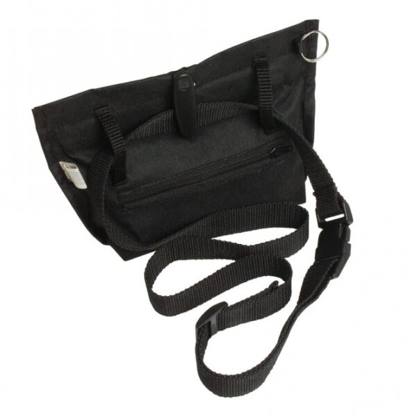 Diese praktische und vielseitige Tasche ist ideal für aktive Menschen, die Wert auf Funktionalität und Sicherheit legen. Mit einer praktischen Metallbügel-Öffnung und einem verstellbaren Bauchgurt ist sie besonders bequem zu tragen. Die Tasche verfügt über einen Gürtel- und Taschenclip, eine Handytasche, eine kleine Tasche mit Reißverschluss sowie einen Schlüsselring, der sich perfekt für Clicker oder Discscheiben eignet. Hergestellt aus strapazierfähigem Nylonmaterial, bietet sie Langlebigkeit und Robustheit. Zudem sorgt der reflektierende Streifen für zusätzliche Sicherheit bei schlechten Lichtverhältnissen. Mit einer Größe von ca. 19 x 22 cm und in klassischem Schwarz ist diese Tasche nicht nur funktional, sondern auch stilvoll. Perfekt für Sport, Outdoor-Aktivitäten oder den täglichen Gebrauch!