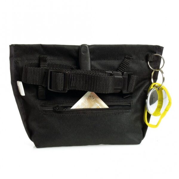Diese praktische und vielseitige Tasche ist ideal für aktive Menschen, die Wert auf Funktionalität und Sicherheit legen. Mit einer praktischen Metallbügel-Öffnung und einem verstellbaren Bauchgurt ist sie besonders bequem zu tragen. Die Tasche verfügt über einen Gürtel- und Taschenclip, eine Handytasche, eine kleine Tasche mit Reißverschluss sowie einen Schlüsselring, der sich perfekt für Clicker oder Discscheiben eignet. Hergestellt aus strapazierfähigem Nylonmaterial, bietet sie Langlebigkeit und Robustheit. Zudem sorgt der reflektierende Streifen für zusätzliche Sicherheit bei schlechten Lichtverhältnissen. Mit einer Größe von ca. 19 x 22 cm und in klassischem Schwarz ist diese Tasche nicht nur funktional, sondern auch stilvoll. Perfekt für Sport, Outdoor-Aktivitäten oder den täglichen Gebrauch!