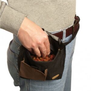 Diese praktische und vielseitige Tasche ist ideal für aktive Menschen, die Wert auf Funktionalität und Sicherheit legen. Mit einer praktischen Metallbügel-Öffnung und einem verstellbaren Bauchgurt ist sie besonders bequem zu tragen. Die Tasche verfügt über einen Gürtel- und Taschenclip, eine Handytasche, eine kleine Tasche mit Reißverschluss sowie einen Schlüsselring, der sich perfekt für Clicker oder Discscheiben eignet. Hergestellt aus strapazierfähigem Nylonmaterial, bietet sie Langlebigkeit und Robustheit. Zudem sorgt der reflektierende Streifen für zusätzliche Sicherheit bei schlechten Lichtverhältnissen. Mit einer Größe von ca. 19 x 22 cm und in klassischem Schwarz ist diese Tasche nicht nur funktional, sondern auch stilvoll. Perfekt für Sport, Outdoor-Aktivitäten oder den täglichen Gebrauch!