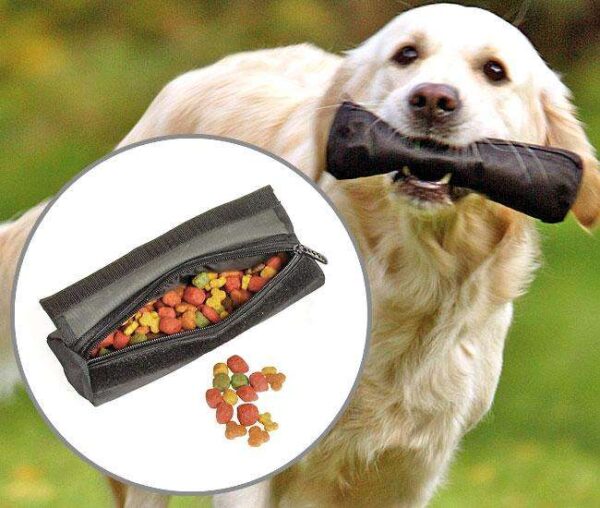Der Apportier SNACK DUMMY ist das ideale Trainingsspielzeug für Hunde, das das Apportieren leicht und spielerisch gestaltet. Mit seinen kompakten Maßen von ca. 14 x 5 cm eignet sich dieser Dummy perfekt für die Erziehung und Ausbildung Ihres Vierbeiners, indem er positive Motivation fördert. Er kann einfach mit Snacks befüllt werden, was das Training noch effektiver macht. Zudem bietet der Dummy eine hohe Sicherheit, da keine Verletzungsgefahr besteht. Machen Sie das Apportieren zu einem spaßigen Erlebnis für Ihren Hund und unterstützen Sie gleichzeitig seine Lernfortschritte! Lieferung erfolgt ohne Snacks.