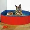 Entdecken Sie den **DOGGY POOL**, den perfekten Swimmingpool für Hunde, der in Sekundenschnelle auf- und abgebaut werden kann – ganz ohne Luftpumpe und mühsames Aufblasen. Dieser hochwertige Hundepool verfügt über einen **Anti-Rutsch-Innenboden**, der für Sicherheit beim Spielen sorgt. Dank seines **robusten und krallenbewährten Materials** ist er besonders langlebig und hält auch den aktivsten Hunden stand. Wenn der Pool nicht mehr benötigt wird, lässt er sich platzsparend zusammenlegen und ist somit ideal für Balkons oder Terrassen mit Mauerbrüstung. Mit dem praktischen **Wasser-Ablassventil** ist die Reinigung kinderleicht und hygienisch. Der DOGGY POOL hat die Maße **80 x 20 cm** und ist in einem ansprechenden **Rot-Blau** erhältlich. Machen Sie Ihren vierbeinigen Freund glücklich und sorgen Sie für erfrischenden Badespaß an heißen Tagen!