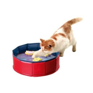 Entdecken Sie den aufregenden Spielspaß für neugierige Katzen mit unserem magischen Katzensee! Das glitzernde Wasser und die schwimmenden Katzenspielzeuge bieten Ihrer Katze eine fesselnde Beschäftigung und fördern ihre Entdeckungslust. Der innovative Multicolour-Boden verstärkt die Wasserreflexe und zieht Ihre Katze immer wieder an. Mit nur wenigen Handgriffen ist der Katzensee schnell aufgebaut – ganz ohne aufblasen! Dieses hochwertige Spielzeug kommt mit 3 bunten Schwimmspielzeugen und ist die perfekte Unterhaltung für Garten und Balkon. Mit einem Durchmesser von ca. 30 cm und einer Höhe von ca. 10 cm ist es ideal für kleine und große Katzen. Bereiten Sie Ihrer Katze unvergessliche Stunden voller Spiel und Spaß!