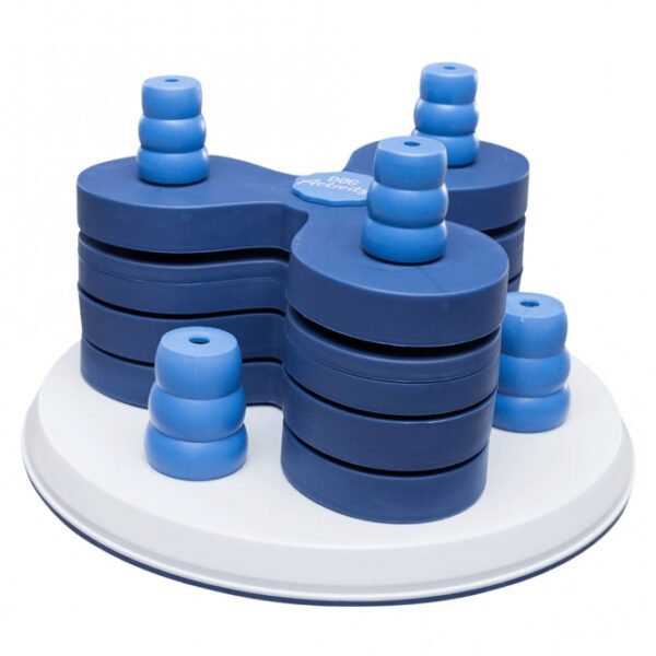 Entdecken Sie unser hochwertiges Intelligenzspielzeug Level 3, das speziell für anspruchsvolle Haustiere entwickelt wurde. Dieser vielseitige Spielturm bietet 6 Kegel und verschiedene Ebenen, Vertiefungen sowie Schiebedeckel, die die geistige Stimulation Ihres Tieres fördern. Dank des rutschfesten Gummirings bleibt das Spielzeug sicher an seinem Platz. Hergestellt aus robustem Kunststoff, ist es sowohl tierschutzkonform nach § 18 (AT) als auch spülmaschinenfest, was die Reinigung zum Kinderspiel macht. Mit den kompakten Maßen von etwa 30 x 13 cm (Durchmesser x Höhe) passt es perfekt in jedes Zuhause. Inklusive einer detaillierten Trainingsanleitung, um das Beste aus dem Spielzeug herauszuholen. Fördern Sie die Intelligenz und das Wohlbefinden Ihres Haustieres mit diesem erstklassigen Spielzeug!