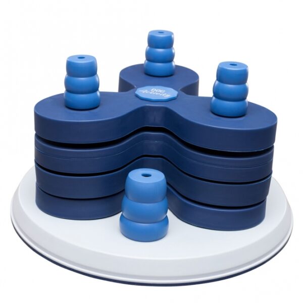 Entdecken Sie unser hochwertiges Intelligenzspielzeug Level 3, das speziell für anspruchsvolle Haustiere entwickelt wurde. Dieser vielseitige Spielturm bietet 6 Kegel und verschiedene Ebenen, Vertiefungen sowie Schiebedeckel, die die geistige Stimulation Ihres Tieres fördern. Dank des rutschfesten Gummirings bleibt das Spielzeug sicher an seinem Platz. Hergestellt aus robustem Kunststoff, ist es sowohl tierschutzkonform nach § 18 (AT) als auch spülmaschinenfest, was die Reinigung zum Kinderspiel macht. Mit den kompakten Maßen von etwa 30 x 13 cm (Durchmesser x Höhe) passt es perfekt in jedes Zuhause. Inklusive einer detaillierten Trainingsanleitung, um das Beste aus dem Spielzeug herauszuholen. Fördern Sie die Intelligenz und das Wohlbefinden Ihres Haustieres mit diesem erstklassigen Spielzeug!