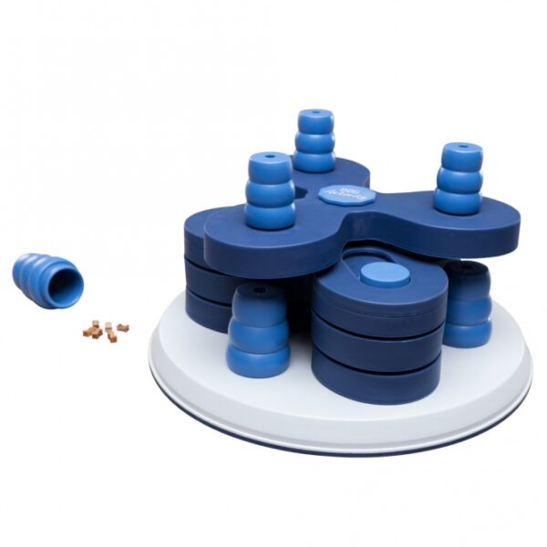 Entdecken Sie unser hochwertiges Intelligenzspielzeug Level 3, das speziell für anspruchsvolle Haustiere entwickelt wurde. Dieser vielseitige Spielturm bietet 6 Kegel und verschiedene Ebenen, Vertiefungen sowie Schiebedeckel, die die geistige Stimulation Ihres Tieres fördern. Dank des rutschfesten Gummirings bleibt das Spielzeug sicher an seinem Platz. Hergestellt aus robustem Kunststoff, ist es sowohl tierschutzkonform nach § 18 (AT) als auch spülmaschinenfest, was die Reinigung zum Kinderspiel macht. Mit den kompakten Maßen von etwa 30 x 13 cm (Durchmesser x Höhe) passt es perfekt in jedes Zuhause. Inklusive einer detaillierten Trainingsanleitung, um das Beste aus dem Spielzeug herauszuholen. Fördern Sie die Intelligenz und das Wohlbefinden Ihres Haustieres mit diesem erstklassigen Spielzeug!