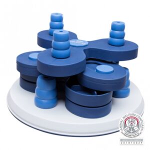 Entdecken Sie unser hochwertiges Intelligenzspielzeug Level 3, das speziell für anspruchsvolle Haustiere entwickelt wurde. Dieser vielseitige Spielturm bietet 6 Kegel und verschiedene Ebenen, Vertiefungen sowie Schiebedeckel, die die geistige Stimulation Ihres Tieres fördern. Dank des rutschfesten Gummirings bleibt das Spielzeug sicher an seinem Platz. Hergestellt aus robustem Kunststoff, ist es sowohl tierschutzkonform nach § 18 (AT) als auch spülmaschinenfest, was die Reinigung zum Kinderspiel macht. Mit den kompakten Maßen von etwa 30 x 13 cm (Durchmesser x Höhe) passt es perfekt in jedes Zuhause. Inklusive einer detaillierten Trainingsanleitung, um das Beste aus dem Spielzeug herauszuholen. Fördern Sie die Intelligenz und das Wohlbefinden Ihres Haustieres mit diesem erstklassigen Spielzeug!