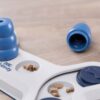 Dieses innovative Intelligenzspielzeug Level 1 ist das perfekte Brettspiel für Ihren Hund und fördert spielerisch die geistige Aktivität. Es beinhaltet zwei Kegel, die in Vertiefungen platziert werden, sowie praktische Schiebedeckel, die das Spiel abwechslungsreich gestalten. Der rutschfeste Gummiring sorgt dafür, dass das Spielzeug stabil bleibt und nicht verrutscht, während Ihr Hund spielt. Hergestellt aus hochwertigem Kunststoff, ist es nicht nur tierschutzkonform nach § 18 (AT), sondern auch spülmaschinenfest für eine einfache Reinigung. Mit den kompakten Maßen von ca. 32 x 18 cm bietet dieses Spielzeug eine ideale Größe für jede Spielumgebung. Inklusive einer ausführlichen Trainingsanleitung, um das Beste aus diesem Spielzeug herauszuholen!