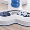Dieses innovative Intelligenzspielzeug Level 1 ist das perfekte Brettspiel für Ihren Hund und fördert spielerisch die geistige Aktivität. Es beinhaltet zwei Kegel, die in Vertiefungen platziert werden, sowie praktische Schiebedeckel, die das Spiel abwechslungsreich gestalten. Der rutschfeste Gummiring sorgt dafür, dass das Spielzeug stabil bleibt und nicht verrutscht, während Ihr Hund spielt. Hergestellt aus hochwertigem Kunststoff, ist es nicht nur tierschutzkonform nach § 18 (AT), sondern auch spülmaschinenfest für eine einfache Reinigung. Mit den kompakten Maßen von ca. 32 x 18 cm bietet dieses Spielzeug eine ideale Größe für jede Spielumgebung. Inklusive einer ausführlichen Trainingsanleitung, um das Beste aus diesem Spielzeug herauszuholen!