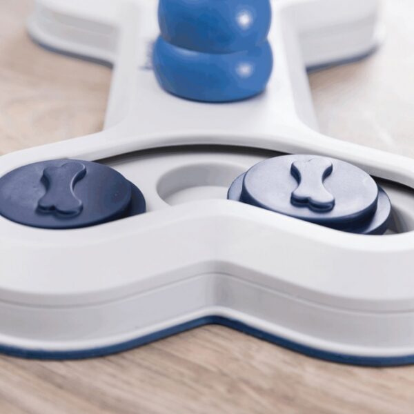 Dieses innovative Intelligenzspielzeug Level 1 ist das perfekte Brettspiel für Ihren Hund und fördert spielerisch die geistige Aktivität. Es beinhaltet zwei Kegel, die in Vertiefungen platziert werden, sowie praktische Schiebedeckel, die das Spiel abwechslungsreich gestalten. Der rutschfeste Gummiring sorgt dafür, dass das Spielzeug stabil bleibt und nicht verrutscht, während Ihr Hund spielt. Hergestellt aus hochwertigem Kunststoff, ist es nicht nur tierschutzkonform nach § 18 (AT), sondern auch spülmaschinenfest für eine einfache Reinigung. Mit den kompakten Maßen von ca. 32 x 18 cm bietet dieses Spielzeug eine ideale Größe für jede Spielumgebung. Inklusive einer ausführlichen Trainingsanleitung, um das Beste aus diesem Spielzeug herauszuholen!