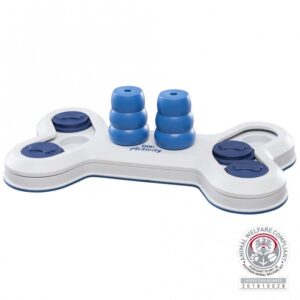 Dieses innovative Intelligenzspielzeug Level 1 ist das perfekte Brettspiel für Ihren Hund und fördert spielerisch die geistige Aktivität. Es beinhaltet zwei Kegel, die in Vertiefungen platziert werden, sowie praktische Schiebedeckel, die das Spiel abwechslungsreich gestalten. Der rutschfeste Gummiring sorgt dafür, dass das Spielzeug stabil bleibt und nicht verrutscht, während Ihr Hund spielt. Hergestellt aus hochwertigem Kunststoff, ist es nicht nur tierschutzkonform nach § 18 (AT), sondern auch spülmaschinenfest für eine einfache Reinigung. Mit den kompakten Maßen von ca. 32 x 18 cm bietet dieses Spielzeug eine ideale Größe für jede Spielumgebung. Inklusive einer ausführlichen Trainingsanleitung, um das Beste aus diesem Spielzeug herauszuholen!