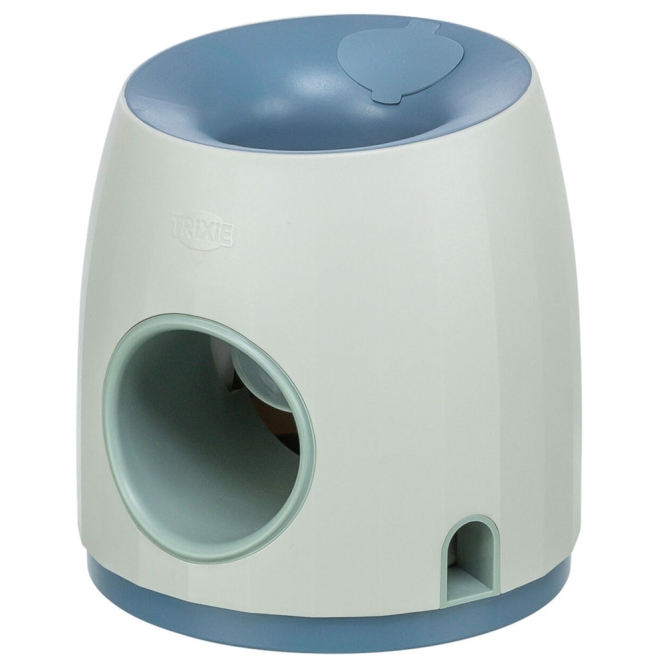 Dieser innovative mechanische Leckerlispender sorgt für jede Menge Spaß und Bewegung für Ihren Hund! Durch den einfachen Balleinwurf werden zwei Leckerliausgaben aktiviert, sodass Ihr vierbeiniger Freund mit Freude gefordert wird. Der Spender ist speziell für runde Leckerlis mit einem Durchmesser von maximal 15 mm geeignet und wird mit einem Ball von 6 cm Durchmesser geliefert. Hergestellt aus hochwertigem Kunststoff und Moosgummi, ist er langlebig und robust. Inklusive einer praktischen Trainingsanleitung, die Ihnen hilft, das Beste aus diesem Spielzeug herauszuholen. Mit den kompakten Maßen von ca. 17 × 18 cm passt der Leckerlispender perfekt in jedes Zuhause. Bringen Sie Abwechslung in das Training Ihres Hundes und fördern Sie seine Bewegungsfreude mit diesem tollen Leckerlispender!