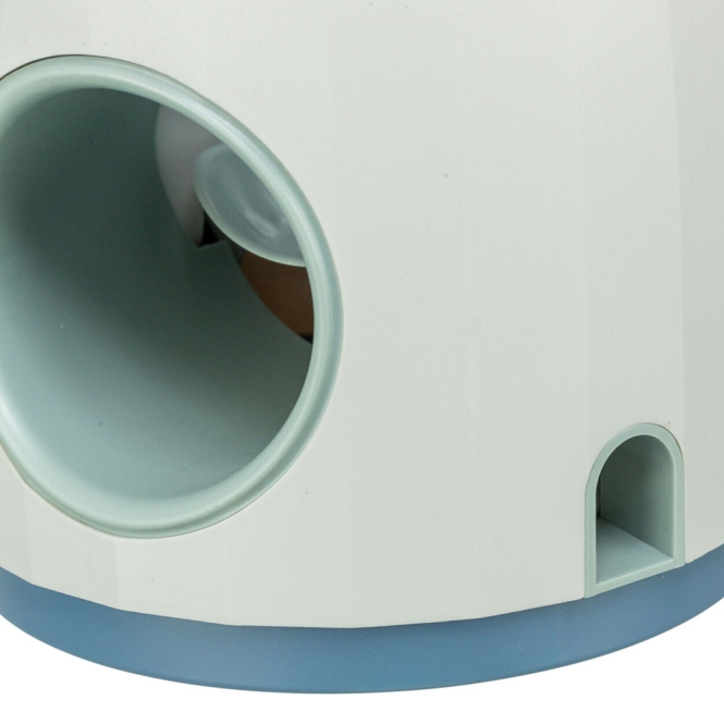 Dieser innovative mechanische Leckerlispender sorgt für jede Menge Spaß und Bewegung für Ihren Hund! Durch den einfachen Balleinwurf werden zwei Leckerliausgaben aktiviert, sodass Ihr vierbeiniger Freund mit Freude gefordert wird. Der Spender ist speziell für runde Leckerlis mit einem Durchmesser von maximal 15 mm geeignet und wird mit einem Ball von 6 cm Durchmesser geliefert. Hergestellt aus hochwertigem Kunststoff und Moosgummi, ist er langlebig und robust. Inklusive einer praktischen Trainingsanleitung, die Ihnen hilft, das Beste aus diesem Spielzeug herauszuholen. Mit den kompakten Maßen von ca. 17 × 18 cm passt der Leckerlispender perfekt in jedes Zuhause. Bringen Sie Abwechslung in das Training Ihres Hundes und fördern Sie seine Bewegungsfreude mit diesem tollen Leckerlispender!