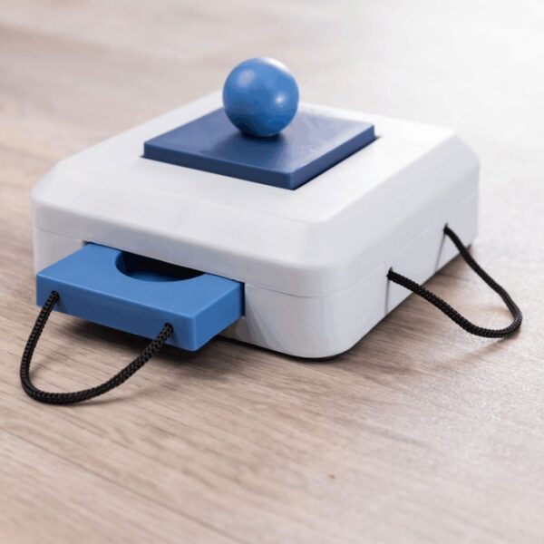 Die Gamble Box ist ein innovatives Spielzeug für Hunde, das mit zwei Schubladen und einem zusätzlichen Fach in der Mitte ausgestattet ist. Hier verstecken Sie kleine Leckerlis, die Ihr Hund spielerisch aufspüren kann. Mit etwas Übung lernt Ihr vierbeiniger Freund, die Schubladen mit den seitlichen Schlaufen und das obere Fach mithilfe des Kugelgriffs zu öffnen, um sich seine wohlverdiente Belohnung zu sichern. Diese hochwertige Beschäftigung fördert nicht nur die geistige Auslastung Ihres Hundes, sondern macht das Training auch besonders unterhaltsam. Im beiliegenden Übungsheft finden Sie zahlreiche Tipps und Tricks, um das Training effektiv und mit viel Freude zu gestalten. Ideal für alle Hundebesitzer, die ihren Liebling mit einem hochwertigen und günstigen Spielzeug fördern möchten!