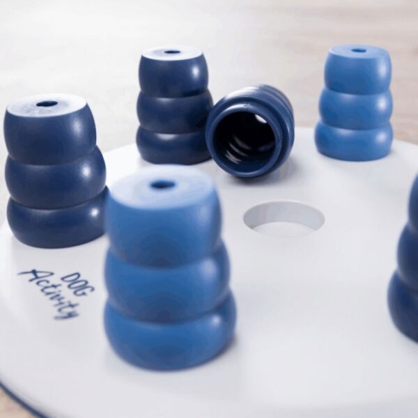 Entdecken Sie unser hochwertiges Intelligenzspielzeug Level 1, das speziell für Hunde entwickelt wurde. Dieses innovative Spielbrett mit 7 Kegeln bietet eine spannende Herausforderung und fördert die geistige Aktivität Ihres Vierbeiners. Dank des rutschfesten Gummirings bleibt das Spielzeug sicher an seinem Platz, während Ihr Hund spielt und lernt. Hergestellt aus robustem Kunststoff, ist es nicht nur langlebig, sondern auch spülmaschinengeeignet für eine einfache Reinigung. Inklusive einer detaillierten Trainingsanleitung, erfüllt dieses Spielzeug die tierschutzkonformen Anforderungen nach § 18 (AT). Mit einem Durchmesser von ca. 29 cm ist es die perfekte Wahl für alle, die ihrem Hund hochwertige Beschäftigungsmöglichkeiten bieten möchten. Holen Sie sich jetzt dieses intelligente Spielzeug und unterstützen Sie die Entwicklung Ihres Hundes auf spielerische Art!
