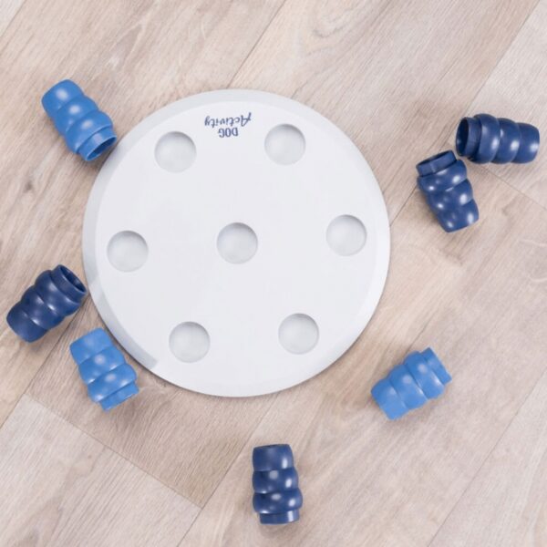 Entdecken Sie unser hochwertiges Intelligenzspielzeug Level 1, das speziell für Hunde entwickelt wurde. Dieses innovative Spielbrett mit 7 Kegeln bietet eine spannende Herausforderung und fördert die geistige Aktivität Ihres Vierbeiners. Dank des rutschfesten Gummirings bleibt das Spielzeug sicher an seinem Platz, während Ihr Hund spielt und lernt. Hergestellt aus robustem Kunststoff, ist es nicht nur langlebig, sondern auch spülmaschinengeeignet für eine einfache Reinigung. Inklusive einer detaillierten Trainingsanleitung, erfüllt dieses Spielzeug die tierschutzkonformen Anforderungen nach § 18 (AT). Mit einem Durchmesser von ca. 29 cm ist es die perfekte Wahl für alle, die ihrem Hund hochwertige Beschäftigungsmöglichkeiten bieten möchten. Holen Sie sich jetzt dieses intelligente Spielzeug und unterstützen Sie die Entwicklung Ihres Hundes auf spielerische Art!