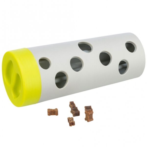 Die Snack Roll ist das ideale Spielzeug für Hunde, das Spaß und Strategie in einem einzigartigen Erlebnis vereint. Dieses interaktive Strategiespiel mit Schwierigkeitsgrad 1 fördert die geistige Auslastung Ihres Vierbeiners. Einfach die Leckerlis in die Snack Roll einfüllen und die herausnehmbaren Stäbe im Inneren einstellen, um die Leckerli-Ausgabe zu regulieren und den Schwierigkeitsgrad anzupassen. Hergestellt aus hochwertigem, stabilen Kunststoff mit einer laufruhigen Gummiummantelung, sorgt die Snack Roll für langanhaltenden Spielspaß. Der praktische, abschraubbare Deckel ermöglicht eine einfache Befüllung und Reinigung. Mit den kompakten Maßen von ca. 15 x 6 cm ist die Snack Roll perfekt für jedes Zuhause. Entdecken Sie jetzt dieses innovative Spielzeug für Hunde und bieten Sie Ihrem Liebling eine spannende Herausforderung!