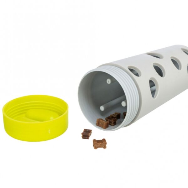 Die Snack Roll ist das ideale Spielzeug für Hunde, das Spaß und Strategie in einem einzigartigen Erlebnis vereint. Dieses interaktive Strategiespiel mit Schwierigkeitsgrad 1 fördert die geistige Auslastung Ihres Vierbeiners. Einfach die Leckerlis in die Snack Roll einfüllen und die herausnehmbaren Stäbe im Inneren einstellen, um die Leckerli-Ausgabe zu regulieren und den Schwierigkeitsgrad anzupassen. Hergestellt aus hochwertigem, stabilen Kunststoff mit einer laufruhigen Gummiummantelung, sorgt die Snack Roll für langanhaltenden Spielspaß. Der praktische, abschraubbare Deckel ermöglicht eine einfache Befüllung und Reinigung. Mit den kompakten Maßen von ca. 15 x 6 cm ist die Snack Roll perfekt für jedes Zuhause. Entdecken Sie jetzt dieses innovative Spielzeug für Hunde und bieten Sie Ihrem Liebling eine spannende Herausforderung!