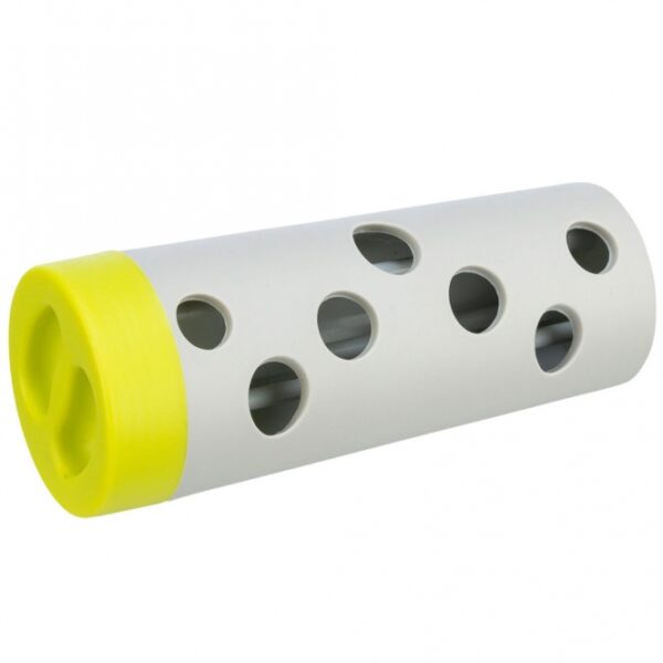 Die Snack Roll ist das ideale Spielzeug für Hunde, das Spaß und Strategie in einem einzigartigen Erlebnis vereint. Dieses interaktive Strategiespiel mit Schwierigkeitsgrad 1 fördert die geistige Auslastung Ihres Vierbeiners. Einfach die Leckerlis in die Snack Roll einfüllen und die herausnehmbaren Stäbe im Inneren einstellen, um die Leckerli-Ausgabe zu regulieren und den Schwierigkeitsgrad anzupassen. Hergestellt aus hochwertigem, stabilen Kunststoff mit einer laufruhigen Gummiummantelung, sorgt die Snack Roll für langanhaltenden Spielspaß. Der praktische, abschraubbare Deckel ermöglicht eine einfache Befüllung und Reinigung. Mit den kompakten Maßen von ca. 15 x 6 cm ist die Snack Roll perfekt für jedes Zuhause. Entdecken Sie jetzt dieses innovative Spielzeug für Hunde und bieten Sie Ihrem Liebling eine spannende Herausforderung!