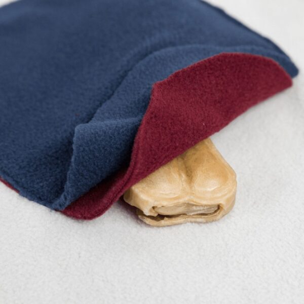 Entdecken Sie das perfekte Futterspielzeug für Ihre Hunde und Katzen! Diese innovative Decke ist mit unterschiedlichen Taschen und Fächern ausgestattet, die nicht nur für die tägliche Futtergabe genutzt werden können, sondern auch das Schlingen bei der Futteraufnahme verhindern. Verstecken Sie größere Snacks oder kleine Spielzeuge, um das Spiel spannender zu gestalten. Für eine zusätzliche Herausforderung lässt sich die Decke einfach falten und knüllen, wodurch der Schwierigkeitsgrad erhöht wird. Hergestellt aus hochwertigem Polyester, bietet dieses Produkt eine langlebige Lösung für aktives Training. Zudem erhalten Sie eine ausführliche Anleitung mit wertvollen Tipps und Tricks für das optimale Training. Mit einem Schwierigkeitslevel von 2 und den Maßen von ca. 70 x 70 cm ist dieses Futterspielzeug ideal für alle Haustiere, die Spaß und geistige Anregung suchen!