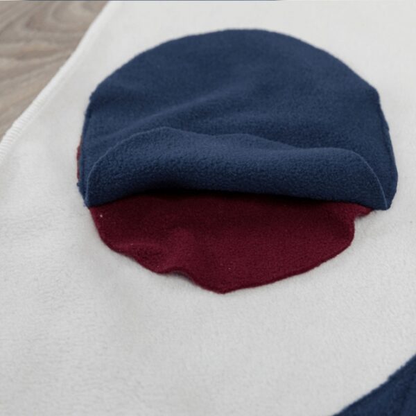 Entdecken Sie das perfekte Futterspielzeug für Ihre Hunde und Katzen! Diese innovative Decke ist mit unterschiedlichen Taschen und Fächern ausgestattet, die nicht nur für die tägliche Futtergabe genutzt werden können, sondern auch das Schlingen bei der Futteraufnahme verhindern. Verstecken Sie größere Snacks oder kleine Spielzeuge, um das Spiel spannender zu gestalten. Für eine zusätzliche Herausforderung lässt sich die Decke einfach falten und knüllen, wodurch der Schwierigkeitsgrad erhöht wird. Hergestellt aus hochwertigem Polyester, bietet dieses Produkt eine langlebige Lösung für aktives Training. Zudem erhalten Sie eine ausführliche Anleitung mit wertvollen Tipps und Tricks für das optimale Training. Mit einem Schwierigkeitslevel von 2 und den Maßen von ca. 70 x 70 cm ist dieses Futterspielzeug ideal für alle Haustiere, die Spaß und geistige Anregung suchen!