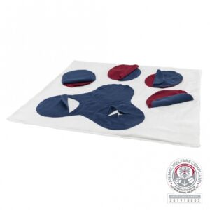 Entdecken Sie das perfekte Futterspielzeug für Ihre Hunde und Katzen! Diese innovative Decke ist mit unterschiedlichen Taschen und Fächern ausgestattet, die nicht nur für die tägliche Futtergabe genutzt werden können, sondern auch das Schlingen bei der Futteraufnahme verhindern. Verstecken Sie größere Snacks oder kleine Spielzeuge, um das Spiel spannender zu gestalten. Für eine zusätzliche Herausforderung lässt sich die Decke einfach falten und knüllen, wodurch der Schwierigkeitsgrad erhöht wird. Hergestellt aus hochwertigem Polyester, bietet dieses Produkt eine langlebige Lösung für aktives Training. Zudem erhalten Sie eine ausführliche Anleitung mit wertvollen Tipps und Tricks für das optimale Training. Mit einem Schwierigkeitslevel von 2 und den Maßen von ca. 70 x 70 cm ist dieses Futterspielzeug ideal für alle Haustiere, die Spaß und geistige Anregung suchen!