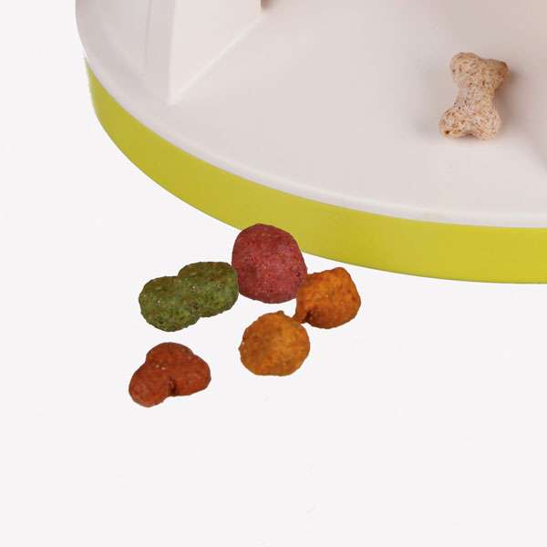 Der **Fun Timer** ist das ideale **Strategiespiel** zur regelmäßigen Beschäftigung von **Hunden** und **Katzen**. Mit seinen **5 Fächern** lässt sich der Fun Timer ganz einfach mit kleinen **Spielzeugen** oder leckeren **Snacks** befüllen. Nach einer einstellbaren Zeit von **30 oder 60 Minuten** öffnet sich ein Fach automatisch, begleitet von einem Signalton, und die Überraschung fällt heraus – für stundenlangen Spielspaß! Hergestellt aus robustem **Kunststoff** und ausgestattet mit rutschfesten **Gummifüßen**, ist der Fun Timer nicht nur langlebig, sondern auch sicher. Er benötigt 3 AA-Mignon-Batterien (nicht enthalten) und kommt mit einer hilfreichen Anleitung voller Tipps und Tricks für das optimale Training. Die kompakten Maße von ca. **22 x 13 cm** (Durchmesser x Höhe) machen ihn zum perfekten Spielzeug für jedes Zuhause. Fördern Sie die geistige Auslastung Ihres Haustieres mit diesem unterhaltsamen und interaktiven Spielzeug!