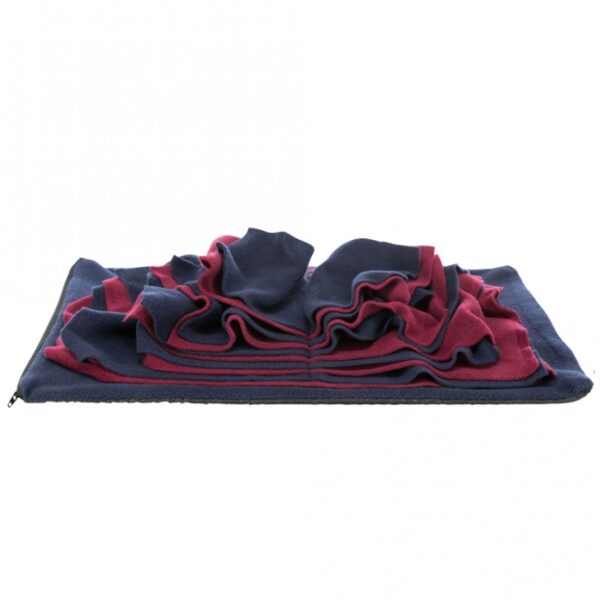 Dieser innovative Futterplatz aus hochwertigem Polyester ist ideal für Haustiere, die dazu neigen, ihr Futter hastig zu verschlingen. Mit unterschiedlich großen Fleece-Lagen sorgt er für eine langsame und kontrollierte Futteraufnahme, was die Verdauung fördert und das Schlingen verhindert. Er kann sowohl für die tägliche Trockenfuttergabe als auch für spezielle Fütterungsübungen verwendet werden. Die herausnehmbare Kunststoffplatte sorgt dafür, dass sich das Futter nicht verknüllt und erleichtert die Reinigung. Inklusive einer praktischen Trainingsanleitung unterstützt dieser Futterplatz Ihr Haustier beim Lernen. Mit kompakten Maßen von ca. 50 × 34 cm ist er der perfekte Begleiter für jedes Zuhause. Holen Sie sich jetzt diesen funktionalen und stilvollen Futterplatz für Ihr Haustier!