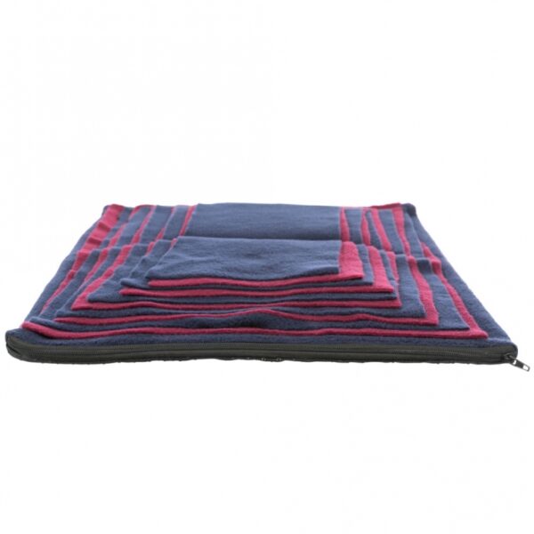 Dieser innovative Futterplatz aus hochwertigem Polyester ist ideal für Haustiere, die dazu neigen, ihr Futter hastig zu verschlingen. Mit unterschiedlich großen Fleece-Lagen sorgt er für eine langsame und kontrollierte Futteraufnahme, was die Verdauung fördert und das Schlingen verhindert. Er kann sowohl für die tägliche Trockenfuttergabe als auch für spezielle Fütterungsübungen verwendet werden. Die herausnehmbare Kunststoffplatte sorgt dafür, dass sich das Futter nicht verknüllt und erleichtert die Reinigung. Inklusive einer praktischen Trainingsanleitung unterstützt dieser Futterplatz Ihr Haustier beim Lernen. Mit kompakten Maßen von ca. 50 × 34 cm ist er der perfekte Begleiter für jedes Zuhause. Holen Sie sich jetzt diesen funktionalen und stilvollen Futterplatz für Ihr Haustier!