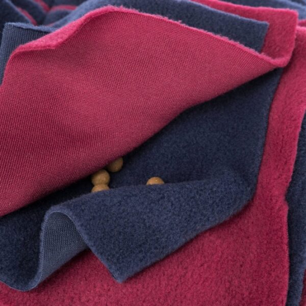 Dieser innovative Futterplatz aus hochwertigem Polyester ist ideal für Haustiere, die dazu neigen, ihr Futter hastig zu verschlingen. Mit unterschiedlich großen Fleece-Lagen sorgt er für eine langsame und kontrollierte Futteraufnahme, was die Verdauung fördert und das Schlingen verhindert. Er kann sowohl für die tägliche Trockenfuttergabe als auch für spezielle Fütterungsübungen verwendet werden. Die herausnehmbare Kunststoffplatte sorgt dafür, dass sich das Futter nicht verknüllt und erleichtert die Reinigung. Inklusive einer praktischen Trainingsanleitung unterstützt dieser Futterplatz Ihr Haustier beim Lernen. Mit kompakten Maßen von ca. 50 × 34 cm ist er der perfekte Begleiter für jedes Zuhause. Holen Sie sich jetzt diesen funktionalen und stilvollen Futterplatz für Ihr Haustier!