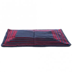 Dieser innovative Futterplatz aus hochwertigem Polyester ist ideal für Haustiere, die dazu neigen, ihr Futter hastig zu verschlingen. Mit unterschiedlich großen Fleece-Lagen sorgt er für eine langsame und kontrollierte Futteraufnahme, was die Verdauung fördert und das Schlingen verhindert. Er kann sowohl für die tägliche Trockenfuttergabe als auch für spezielle Fütterungsübungen verwendet werden. Die herausnehmbare Kunststoffplatte sorgt dafür, dass sich das Futter nicht verknüllt und erleichtert die Reinigung. Inklusive einer praktischen Trainingsanleitung unterstützt dieser Futterplatz Ihr Haustier beim Lernen. Mit kompakten Maßen von ca. 50 × 34 cm ist er der perfekte Begleiter für jedes Zuhause. Holen Sie sich jetzt diesen funktionalen und stilvollen Futterplatz für Ihr Haustier!
