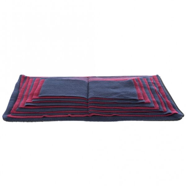 Dieser innovative Futterplatz aus hochwertigem Polyester ist ideal für Haustiere, die dazu neigen, ihr Futter hastig zu verschlingen. Mit unterschiedlich großen Fleece-Lagen sorgt er für eine langsame und kontrollierte Futteraufnahme, was die Verdauung fördert und das Schlingen verhindert. Er kann sowohl für die tägliche Trockenfuttergabe als auch für spezielle Fütterungsübungen verwendet werden. Die herausnehmbare Kunststoffplatte sorgt dafür, dass sich das Futter nicht verknüllt und erleichtert die Reinigung. Inklusive einer praktischen Trainingsanleitung unterstützt dieser Futterplatz Ihr Haustier beim Lernen. Mit kompakten Maßen von ca. 50 × 34 cm ist er der perfekte Begleiter für jedes Zuhause. Holen Sie sich jetzt diesen funktionalen und stilvollen Futterplatz für Ihr Haustier!