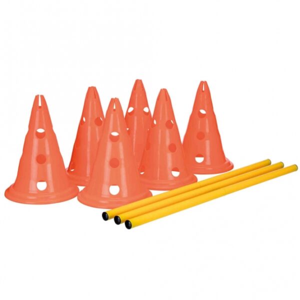 Steigern Sie die Konzentration, das Körpergefühl und die Koordination Ihres Hundes mit unserem hochwertigen Trainingsset, das sich ideal für (physio-)therapeutische Anwendungen eignet. Dieses vielseitige Set enthält 6 Pylonen und 3 Stangen, die sich dank der verschiedenen Steckmöglichkeiten perfekt für Hindernis- oder Slalomaufbauten anpassen lassen. Die variable Höheneinstellung macht das Set für Hunde jeden Alters und jeder Größe geeignet, sodass Sie ein individuelles Training gestalten können. Hergestellt aus robustem Kunststoff in leuchtenden Farben (orange/gelb), bietet es nicht nur hohe Qualität, sondern kommt auch mit einer hilfreichen Trainingsanleitung. Die Pylonen haben einen Durchmesser von ca. 23 cm und eine Höhe von 30 cm, während die Stangen eine Länge von ca. 78 cm aufweisen. Optimieren Sie das Training Ihres Hundes mit diesem praktischen und effektiven Trainingsset!