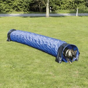 Dieser vielseitige Tunnel Bag ist sowohl für drinnen als auch draußen geeignet und sorgt für sicheres Spielvergnügen mit einem verringerten Verletzungsrisiko. Dank der flexiblen Aufbau-Varianten, wie der beliebten U-Form, können Kinder ihrer Kreativität freien Lauf lassen. Der Tunnel Bag ist aus strapazierfähigem Polyester gefertigt und kommt mit einer praktischen Transporttasche, sodass er leicht überallhin mitgenommen werden kann. Mit einem Durchmesser von ca. 60 cm und einer Länge von ca. 5 m bietet er ausreichend Platz für aufregende Abenteuer. Zusätzlich erhalten Sie eine umfassende Trainingsanleitung, die Ihnen hilft, das Beste aus diesem hochwertigen Spielzeug herauszuholen. Ideal für Spielplätze, Kindergärten oder den eigenen Garten – dieser Tunnel Bag ist ein Muss für jedes aktive Kind!
