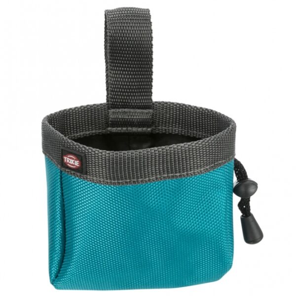 Die praktischen Snack-Taschen Baggy de Luxe sind aus hochwertigem, strapazierfähigem Nylon gefertigt und ideal für Leckerlis geeignet. Diese durchdachte Snacktasche ermöglicht Ihrem Vierbeiner schnellen Zugriff auf seine Belohnungen dank des stabilen Ringeinsatzes. Mit einem praktischen Zugband lässt sich die Tasche sicher verschließen, während der Befestigungsclip eine einfache Anbringung am Gürtel oder Hosenbund gewährleistet. Die Reinigung der Tasche ist besonders unkompliziert: Einfach auf links drehen und mit einem feuchten Tuch abwischen. Diese Snack-Tasche hat die Maße von ca. 8 cm Durchmesser und 10 cm Höhe und ist in verschiedenen Farben erhältlich – eine Farbauswahl ist jedoch nicht möglich, da die Farbe je nach Lagerbestand ausgewählt wird. Entdecken Sie die perfekte Lösung für unterwegs, um die Leckerlis Ihres Lieblings sicher und stilvoll zu transportieren!