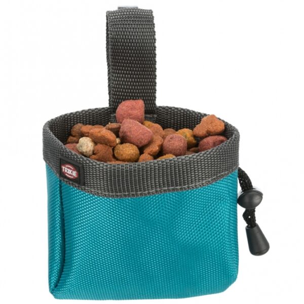 Die praktischen Snack-Taschen Baggy de Luxe sind aus hochwertigem, strapazierfähigem Nylon gefertigt und ideal für Leckerlis geeignet. Diese durchdachte Snacktasche ermöglicht Ihrem Vierbeiner schnellen Zugriff auf seine Belohnungen dank des stabilen Ringeinsatzes. Mit einem praktischen Zugband lässt sich die Tasche sicher verschließen, während der Befestigungsclip eine einfache Anbringung am Gürtel oder Hosenbund gewährleistet. Die Reinigung der Tasche ist besonders unkompliziert: Einfach auf links drehen und mit einem feuchten Tuch abwischen. Diese Snack-Tasche hat die Maße von ca. 8 cm Durchmesser und 10 cm Höhe und ist in verschiedenen Farben erhältlich – eine Farbauswahl ist jedoch nicht möglich, da die Farbe je nach Lagerbestand ausgewählt wird. Entdecken Sie die perfekte Lösung für unterwegs, um die Leckerlis Ihres Lieblings sicher und stilvoll zu transportieren!