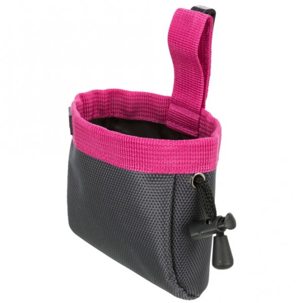 Die praktischen Snack-Taschen Baggy de Luxe sind aus hochwertigem, strapazierfähigem Nylon gefertigt und ideal für Leckerlis geeignet. Diese durchdachte Snacktasche ermöglicht Ihrem Vierbeiner schnellen Zugriff auf seine Belohnungen dank des stabilen Ringeinsatzes. Mit einem praktischen Zugband lässt sich die Tasche sicher verschließen, während der Befestigungsclip eine einfache Anbringung am Gürtel oder Hosenbund gewährleistet. Die Reinigung der Tasche ist besonders unkompliziert: Einfach auf links drehen und mit einem feuchten Tuch abwischen. Diese Snack-Tasche hat die Maße von ca. 8 cm Durchmesser und 10 cm Höhe und ist in verschiedenen Farben erhältlich – eine Farbauswahl ist jedoch nicht möglich, da die Farbe je nach Lagerbestand ausgewählt wird. Entdecken Sie die perfekte Lösung für unterwegs, um die Leckerlis Ihres Lieblings sicher und stilvoll zu transportieren!