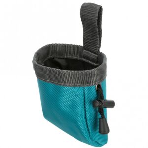Die praktischen Snack-Taschen Baggy de Luxe sind aus hochwertigem, strapazierfähigem Nylon gefertigt und ideal für Leckerlis geeignet. Diese durchdachte Snacktasche ermöglicht Ihrem Vierbeiner schnellen Zugriff auf seine Belohnungen dank des stabilen Ringeinsatzes. Mit einem praktischen Zugband lässt sich die Tasche sicher verschließen, während der Befestigungsclip eine einfache Anbringung am Gürtel oder Hosenbund gewährleistet. Die Reinigung der Tasche ist besonders unkompliziert: Einfach auf links drehen und mit einem feuchten Tuch abwischen. Diese Snack-Tasche hat die Maße von ca. 8 cm Durchmesser und 10 cm Höhe und ist in verschiedenen Farben erhältlich – eine Farbauswahl ist jedoch nicht möglich, da die Farbe je nach Lagerbestand ausgewählt wird. Entdecken Sie die perfekte Lösung für unterwegs, um die Leckerlis Ihres Lieblings sicher und stilvoll zu transportieren!