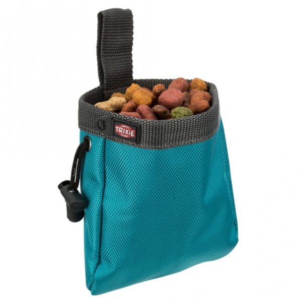 Die praktischen Snack-Taschen Baggy de Luxe sind die ideale Lösung für alle Hundebesitzer, die hochwertige und strapazierfähige Aufbewahrung für Leckerlis suchen. Hergestellt aus robustem Nylon, bieten diese Taschen nicht nur eine lange Lebensdauer, sondern auch einen stabilen Ringeinsatz, der ein schnelles und sicheres Zugreifen ermöglicht, wenn Ihr vierbeiniger Freund eine Belohnung verdient hat. Mit einem praktischen Zugband lässt sich die Tasche mühelos verschließen, während der Befestigungsclip eine sichere Anbringung am Gürtel oder Hosenbund gewährleistet. Die Reinigung ist kinderleicht: Einfach umstülpen und mit einem feuchten Tuch abwischen. Die Maße betragen ca. 10 cm Durchmesser und 14 cm Höhe, und die Snack-Taschen sind in verschiedenen Farben erhältlich – die Farbwahl erfolgt je nach Lagerbestand. Entscheiden Sie sich für die Baggy de Luxe und genießen Sie die praktische Handhabung und hohe Qualität!