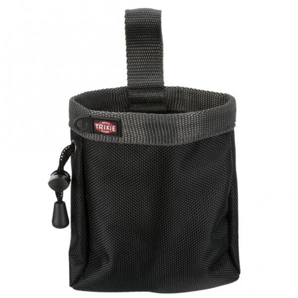 Die praktischen Snack-Taschen Baggy de Luxe sind die ideale Lösung für alle Hundebesitzer, die hochwertige und strapazierfähige Aufbewahrung für Leckerlis suchen. Hergestellt aus robustem Nylon, bieten diese Taschen nicht nur eine lange Lebensdauer, sondern auch einen stabilen Ringeinsatz, der ein schnelles und sicheres Zugreifen ermöglicht, wenn Ihr vierbeiniger Freund eine Belohnung verdient hat. Mit einem praktischen Zugband lässt sich die Tasche mühelos verschließen, während der Befestigungsclip eine sichere Anbringung am Gürtel oder Hosenbund gewährleistet. Die Reinigung ist kinderleicht: Einfach umstülpen und mit einem feuchten Tuch abwischen. Die Maße betragen ca. 10 cm Durchmesser und 14 cm Höhe, und die Snack-Taschen sind in verschiedenen Farben erhältlich – die Farbwahl erfolgt je nach Lagerbestand. Entscheiden Sie sich für die Baggy de Luxe und genießen Sie die praktische Handhabung und hohe Qualität!